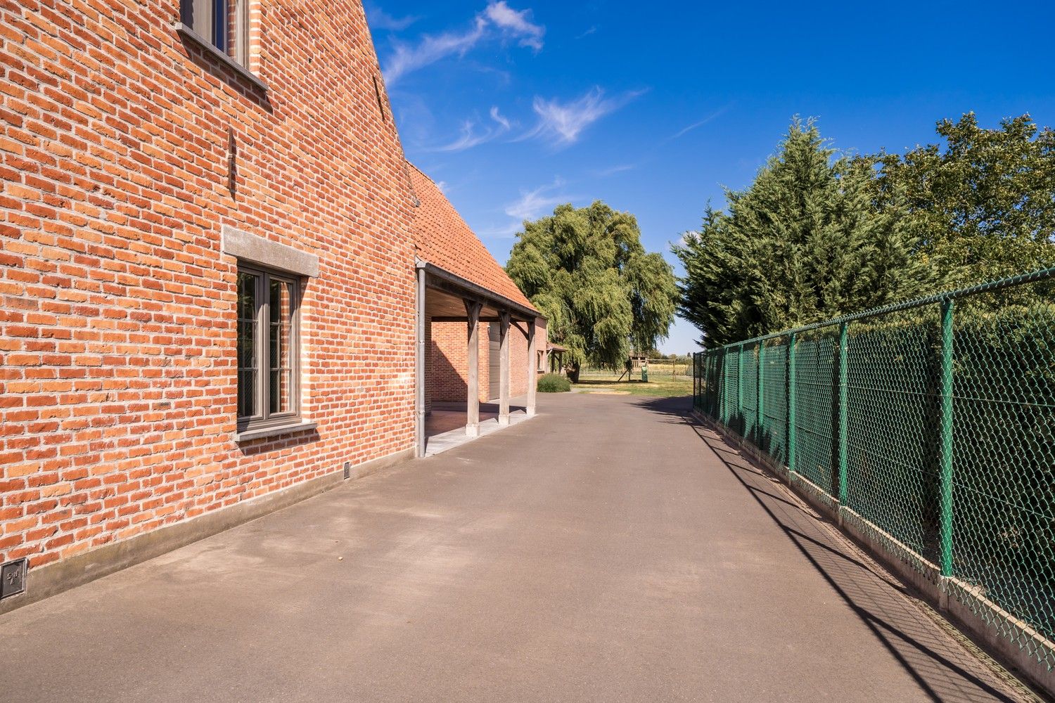Landelijke woning met ruime opslagplaats op volwassen stuk grond foto 2