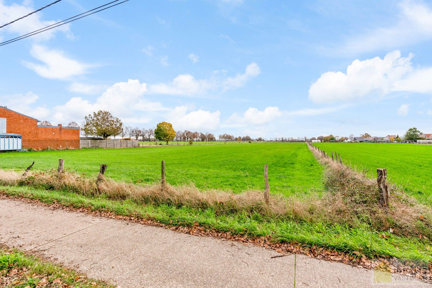 Prachtig perceel bouwgrond voor halfopen bebouwing met een totale oppervlakte van 6a 50ca met aangrenzend een perceel landbouwgrond van 93a 50ca, in totaal maar liefst 1ha! Het betreft een landelijk gelegen kavel in het rustige Wauberg (Peer). De kavel wordt gekenmerkt door haar prachtige vergezichten aan de achterzijde van het perceel. Tevens is de grond centraal gelegen t.o.v. het centrum van Peer, Meeuwen (Oudsbergen) en Houthalen-Helchteren en kan men vlot gebruik maken van de Noord-Zuidverbinding (A24). foto 13