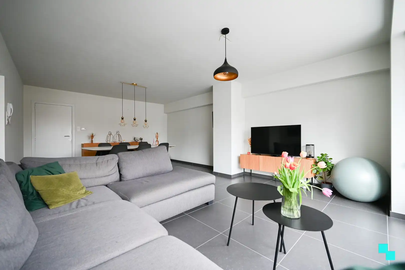 Verrassend ruim en compleet gerenoveerd appartement in hartje Izegem foto 2