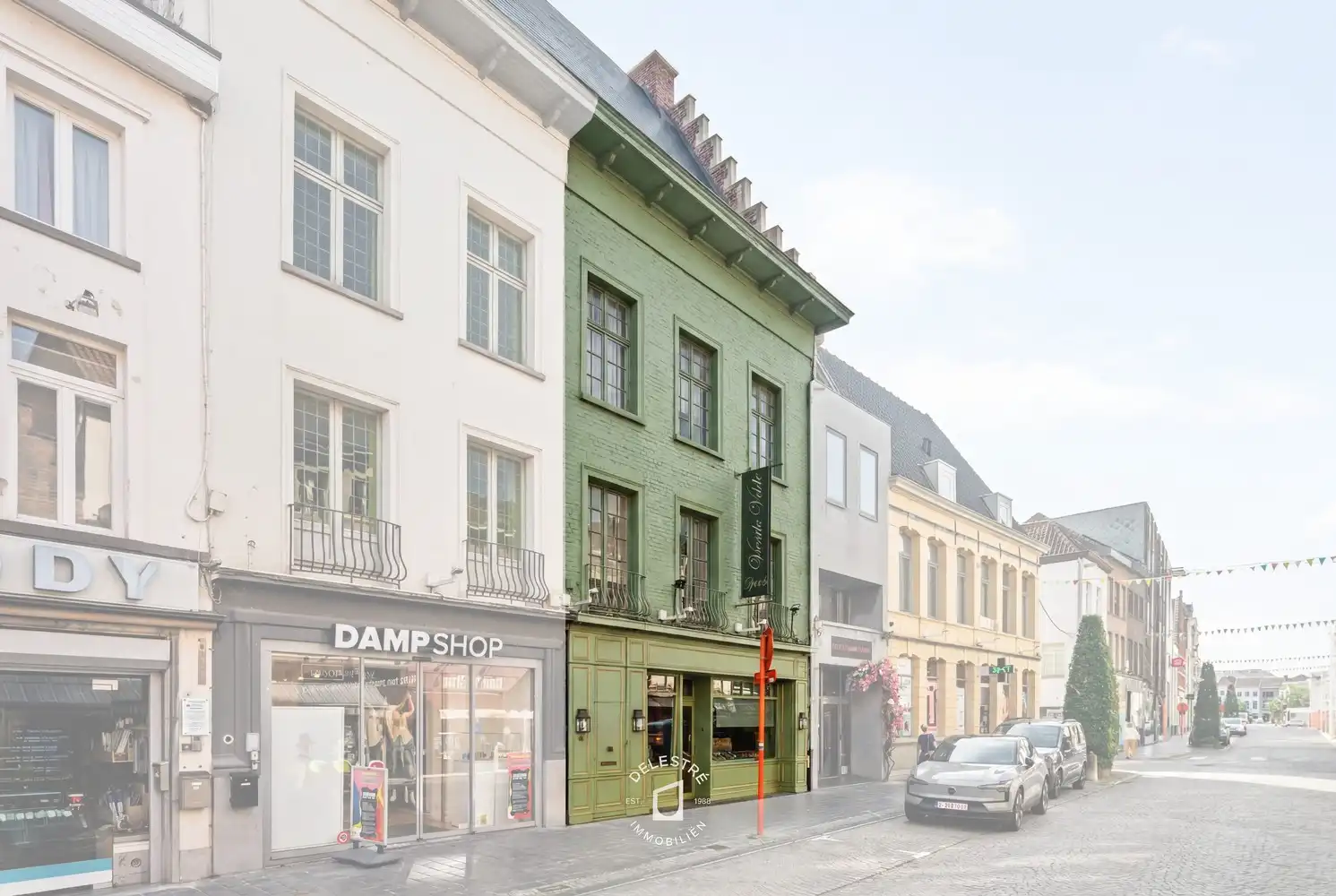 Karaktervol beschermd handelshuis op toplocatie in het hart van Oudenaarde foto {{pictureIndex}}