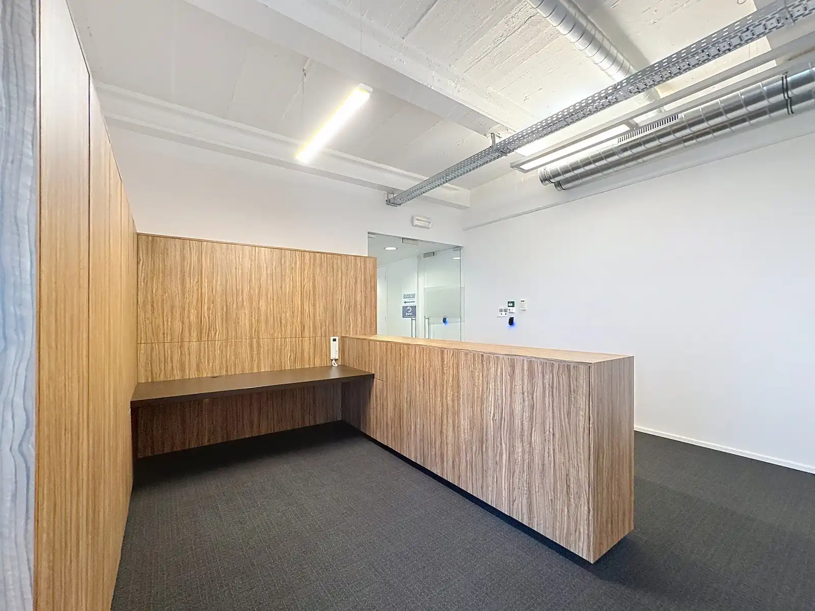 Instapklare en betaalbare KANTOORRUIMTE (230m²) voorzien van alle comfort (databekabeling, airco,...) met private parkeergelegenheid. Vlot bereikbaar via Expresweg van Brugge! foto 3