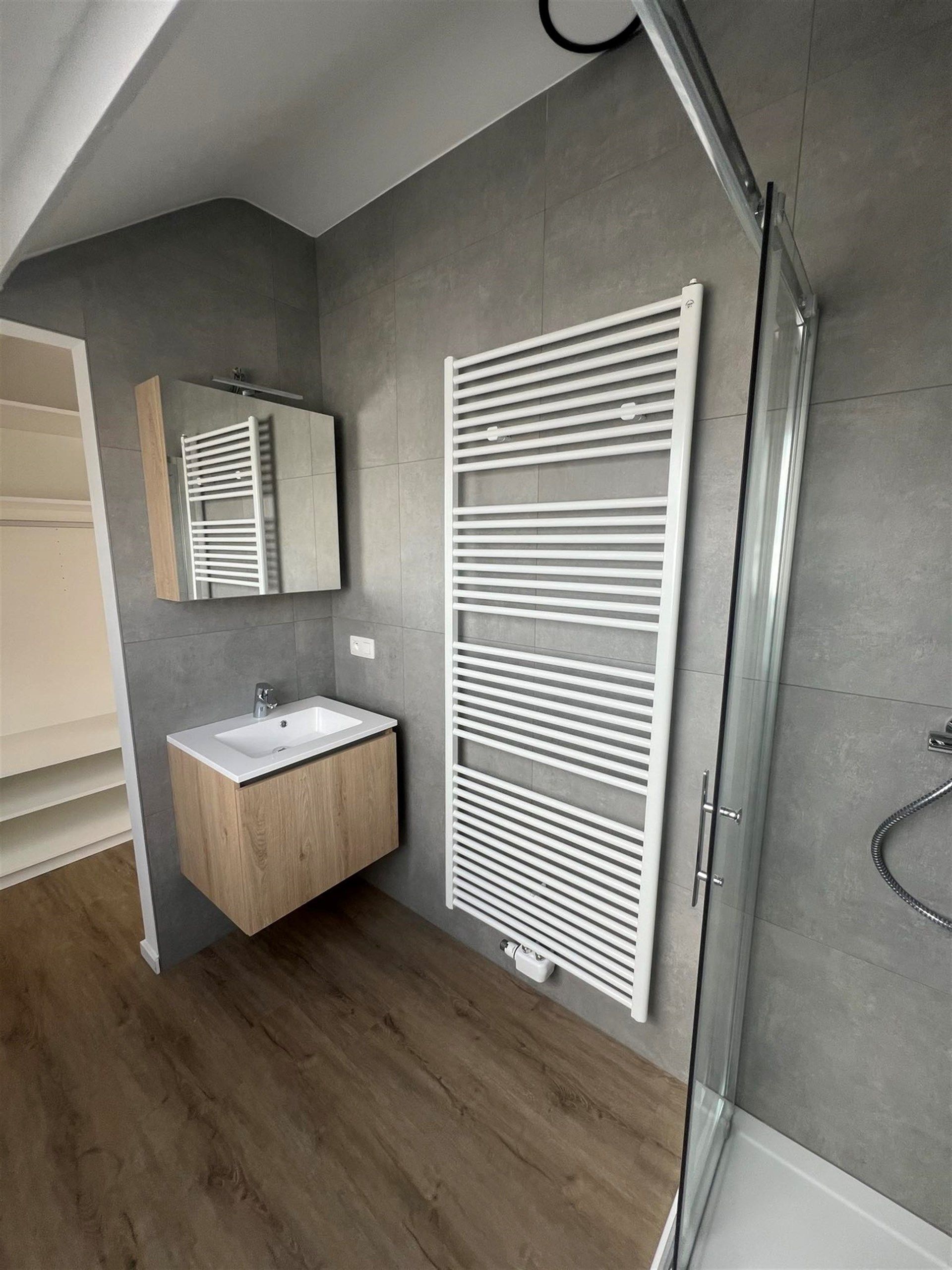 Gerenoveerd appartement met 1 slaapkamer en eigen ingang foto 11