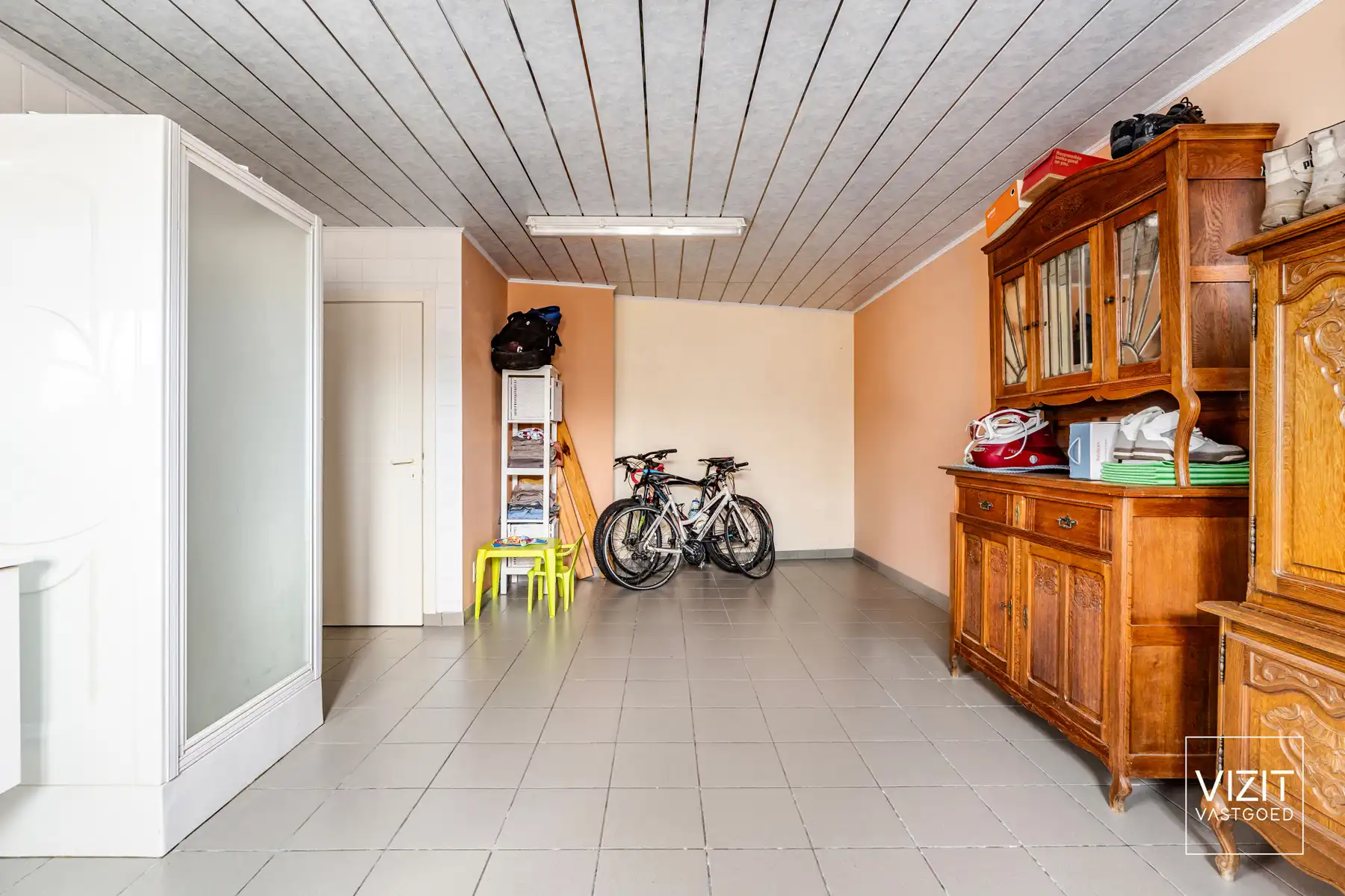 Halfopen woning met 4 slaapkamers en stallingen!  foto 9