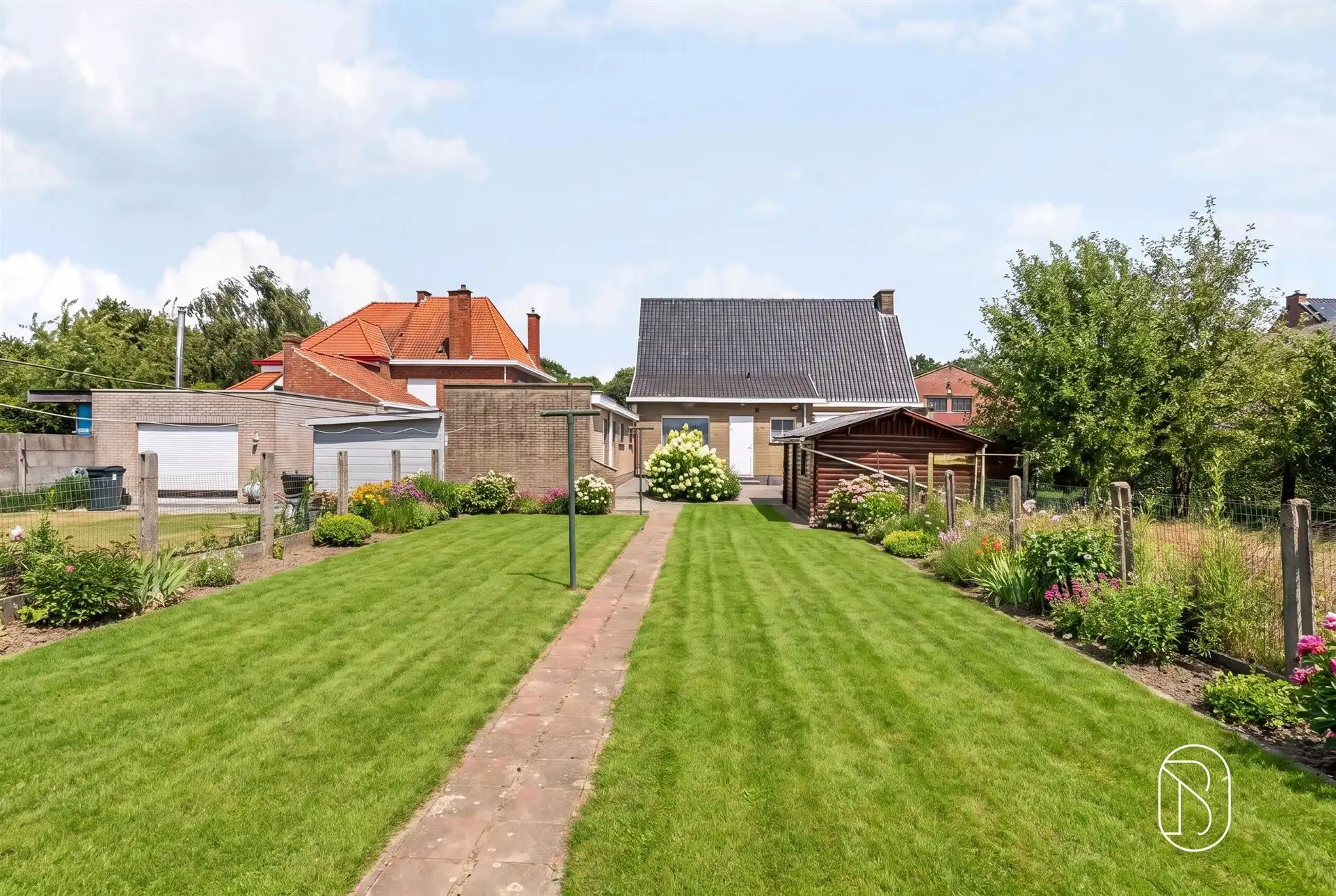 Degelijke villa met grote tuin.  foto 17