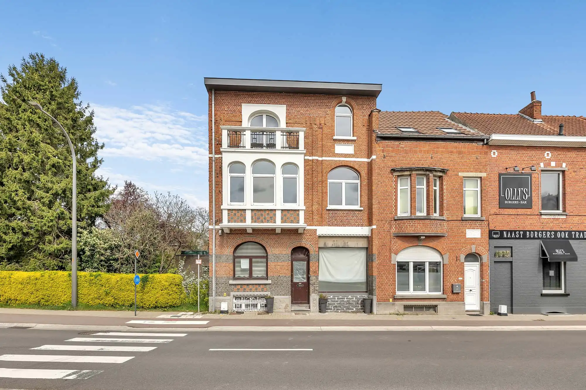 Gerenoveerd handelshuis op strategische locatie te Dilbeek! foto {{pictureIndex}}