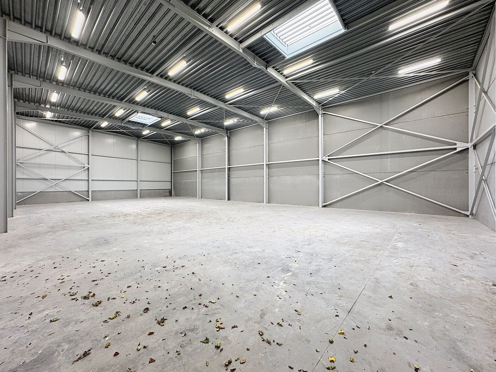 NB MAGAZIJN (456m²) met elektrische sectionaalpoort en sanitair blok te huur op industriezone "Herdersbrug" te 8000 Brugge foto 2
