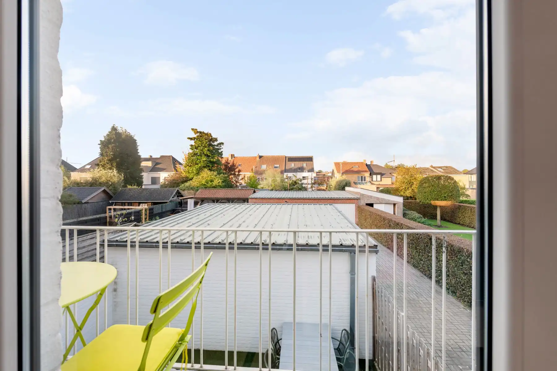 Lichtrijk 2-slaapkamerappartement met terras en garage foto 17