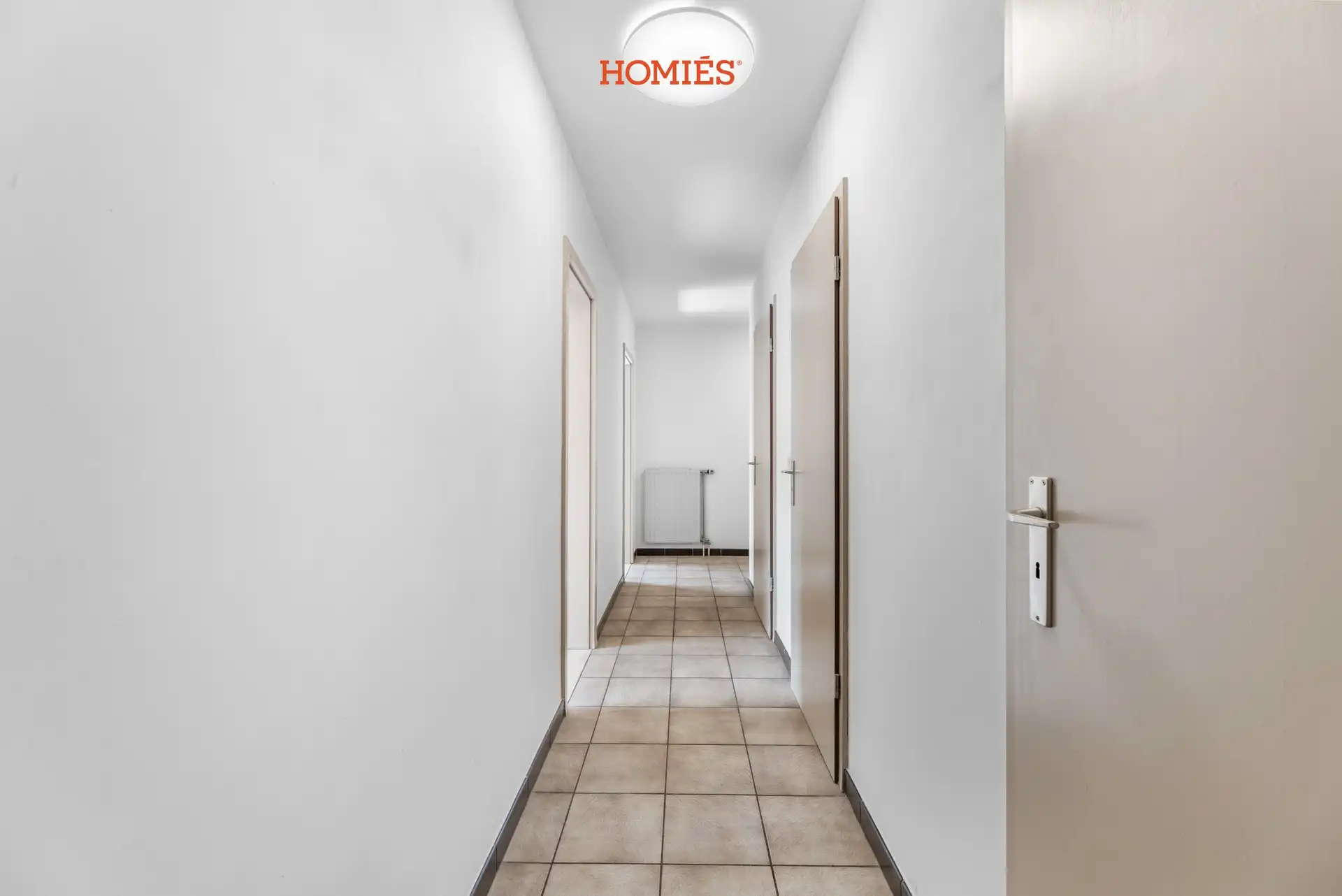 Instapklaar en vernieuwd 2-slaapkamerappartement met garage foto 12