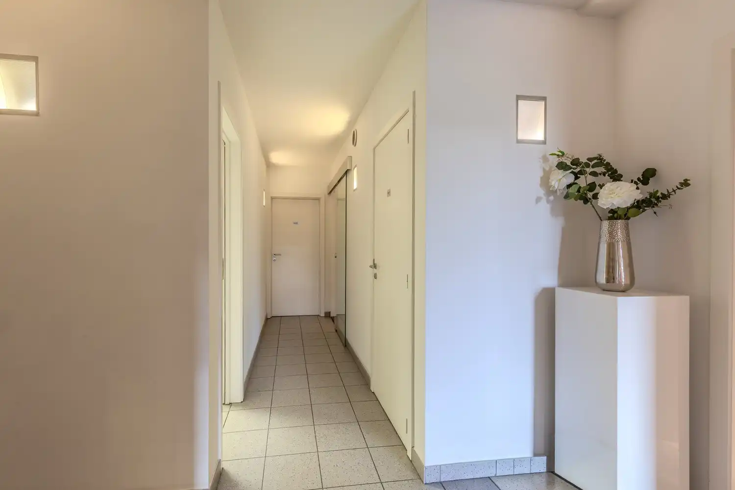 Appartement met drie slaapkamers, momenteel ingericht als dokterspraktijk in Maasmechelen. foto 7