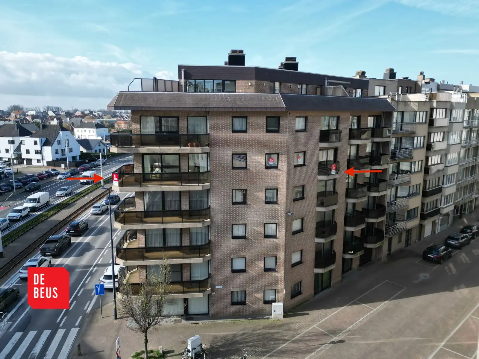 Gerenoveerd hoekappartement met terras , 3 slaapkamers, vlakbij zee foto {{pictureIndex}}