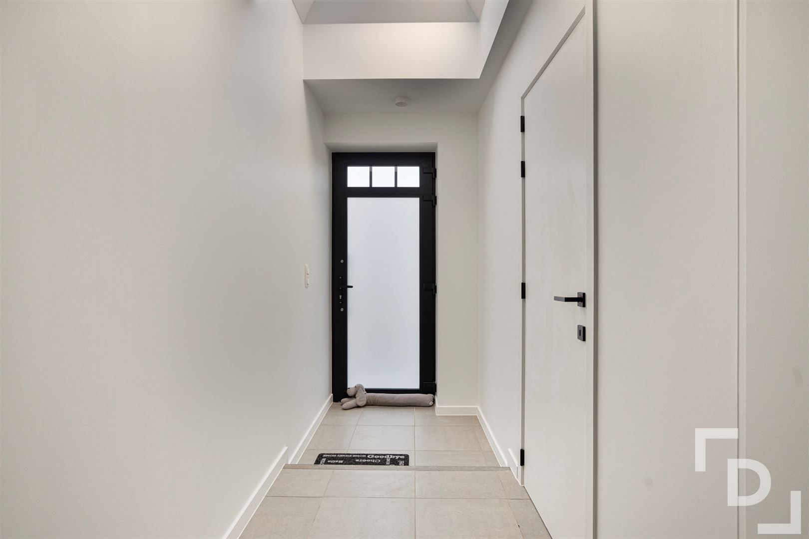 Volledig gerenoveerd, compact huis in Vlamertinge. foto 6
