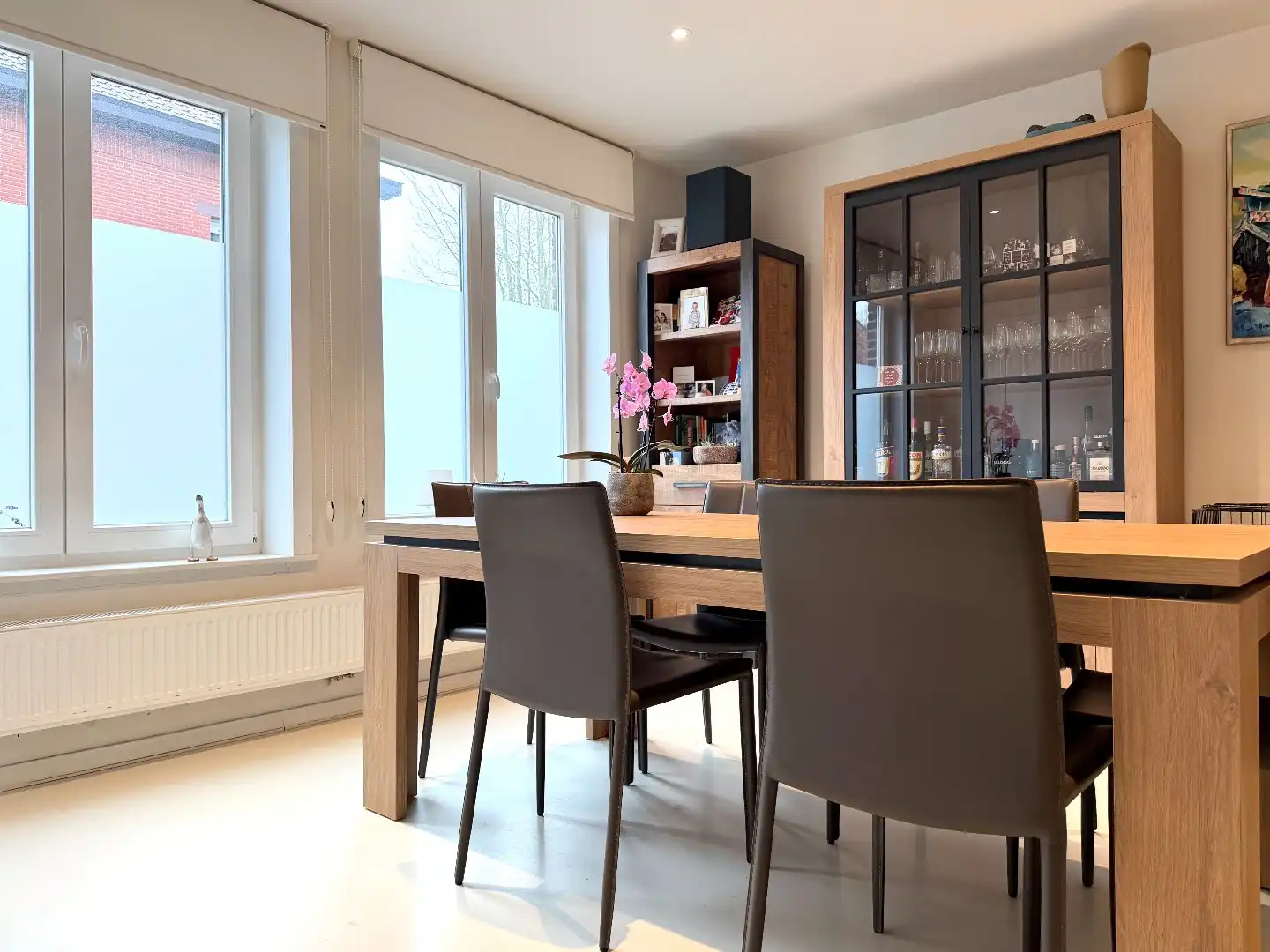 Instapklare brede rijwoning met herenhuisallure, garage en zonnige tuin te Kooigem foto 6