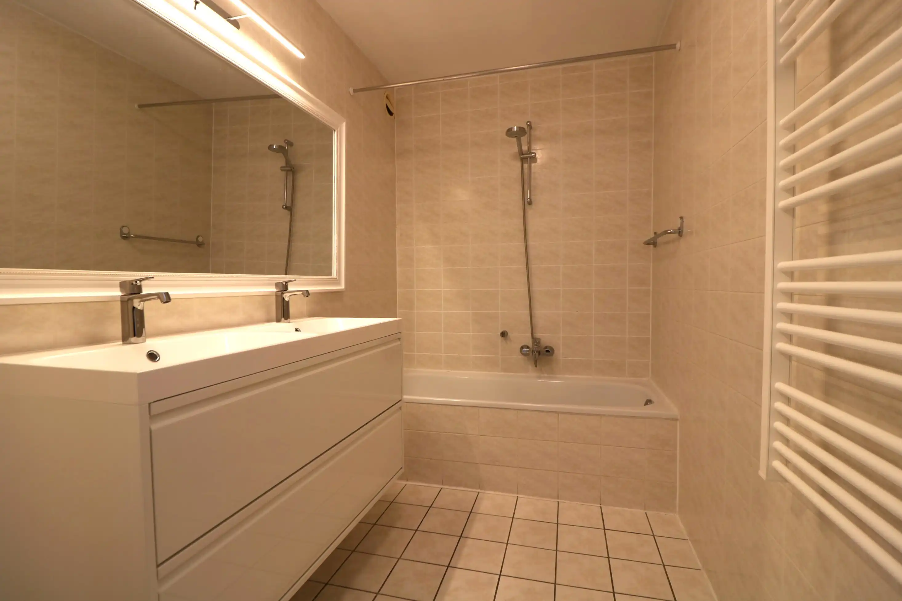 Instapklaar appartement met 2 zeer grote slaapkamers en prachtig frontaal zeezicht foto 6