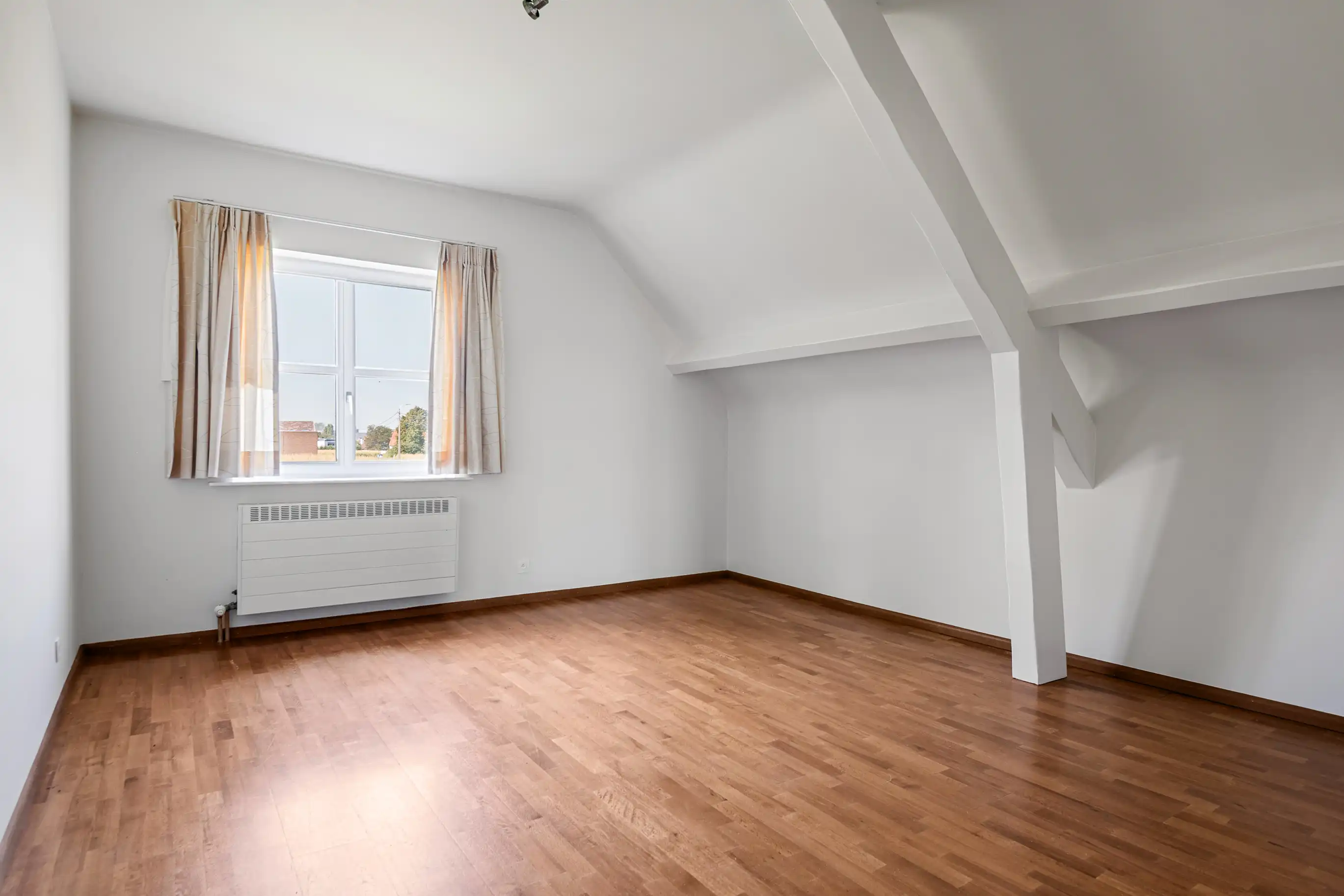 Tijdloze landbouwwoning met drie loodsen foto 15