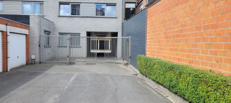 Roeselare-centrum. Op uitstekende ligging kan u deze recente garage terugvinden (NR 31).  Tussen Brugsesteenweg / Noordstraat / Gitsestraat.  Inrit via Gitsestraat 10. foto 3