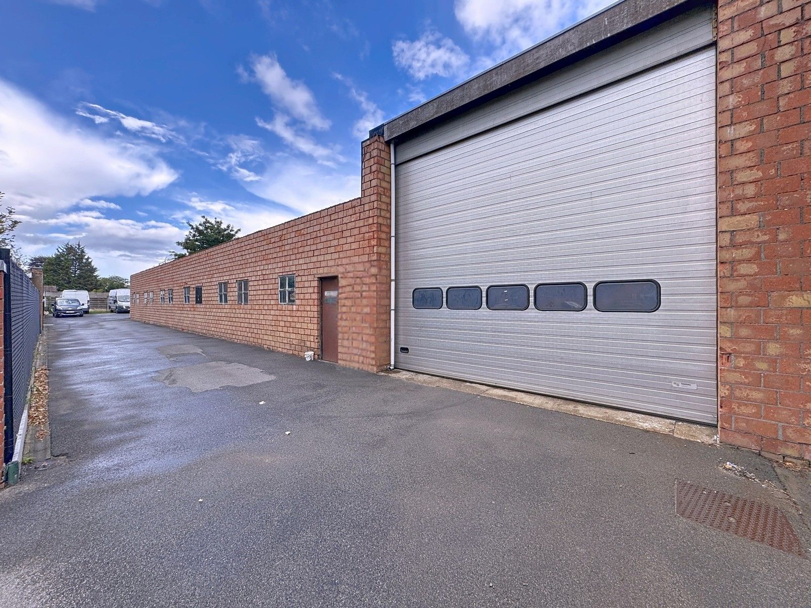 Instapklaar en geïsoleerde OPSLAGRUIMTE (384m²) met hoge sectionaalpoort op TOP-LIGGING te 8200 Brugge (Sint-Michiels)! foto 2