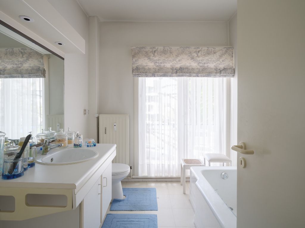 Ruim en stijlvol 4 slpk-appartement (bew.opp. 274 m2) met terras, gelegen op de eerste verdieping van de standingvolle residentie ‘Trianon’ op slechts 10 minuten van 'Centrum Gent'. foto 10