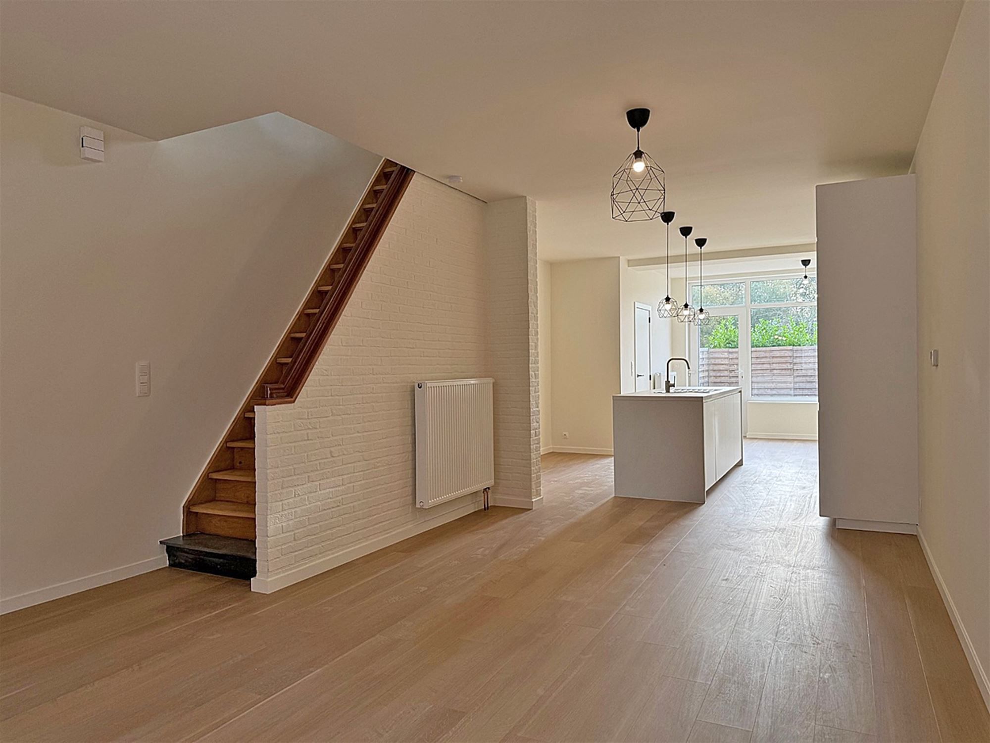 Instapklare vernieuwde (starters)WONING met 2 slaapkamers, terras, kelder & staanplaats  foto {{pictureIndex}}