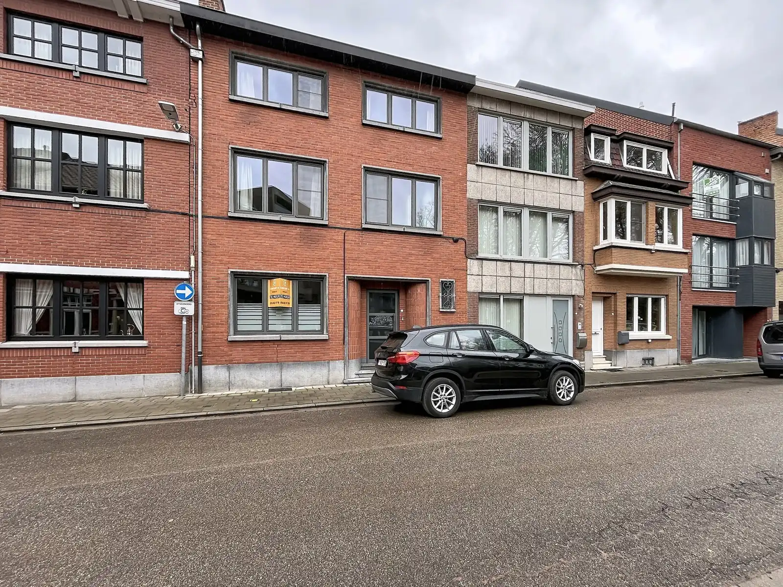 Rijwoning met 3 slpks en koer nabij het centrum foto {{pictureIndex}}