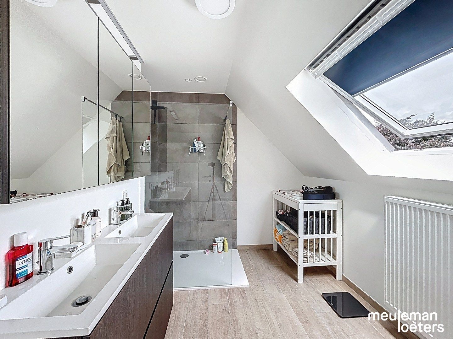 Prachtig afgewerkte woning met garage foto 12