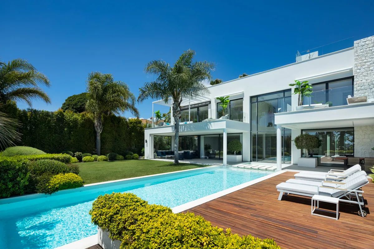 Exclusieve Award-winnende villa in Marbesa: luxe wonen op slechts stappen van het strand! foto 2