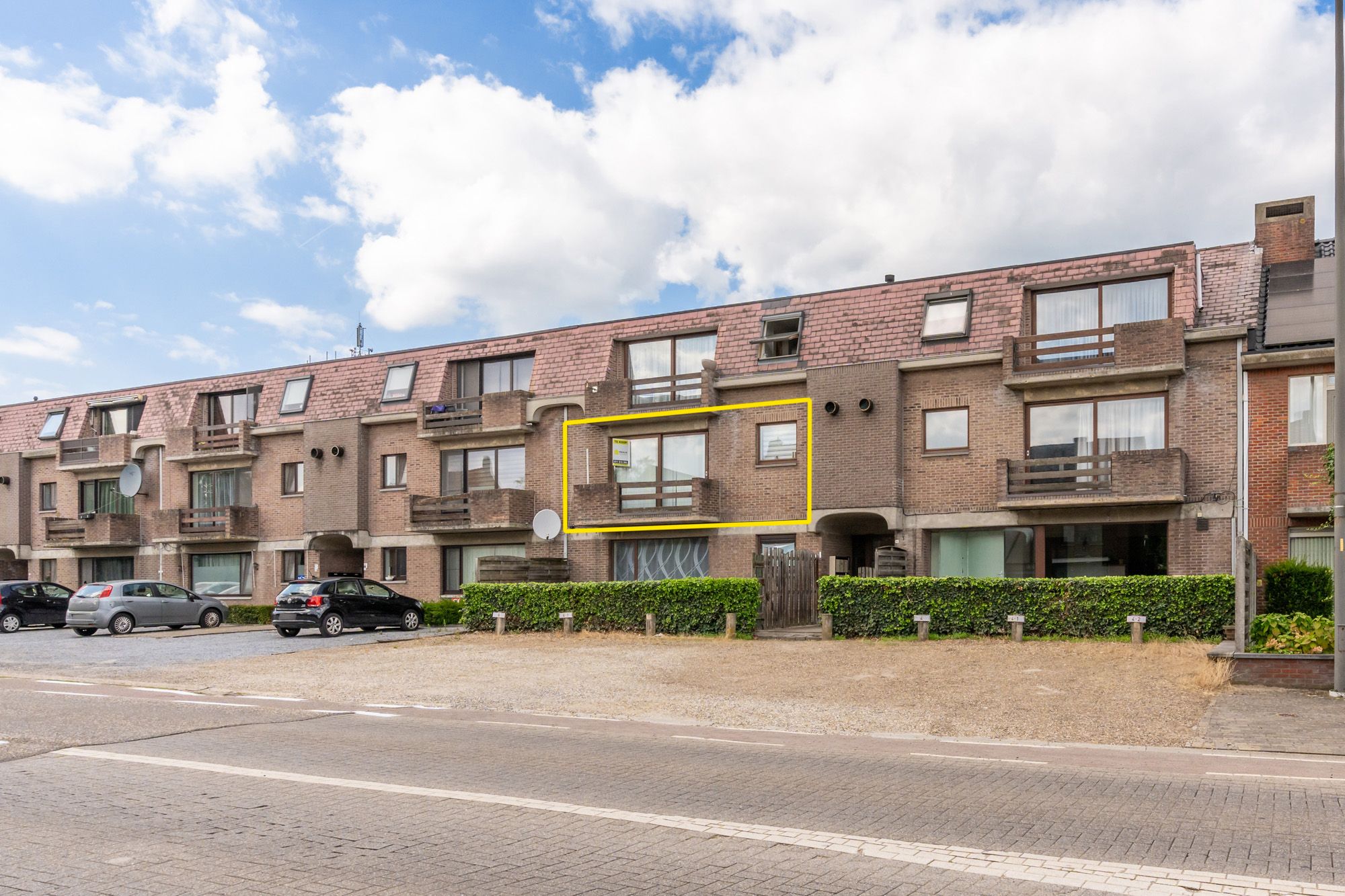 IDEALIS VASTGOED - APPARTEMENT OP 1ste  VERDIEP MET RUIM 80M² BEWOONBARE OPPERVLAKTE, 2 SLAAPKAMERS EN INPANDIGE GARAGE IN HET HARTJE VAN BOCHOLT foto 2