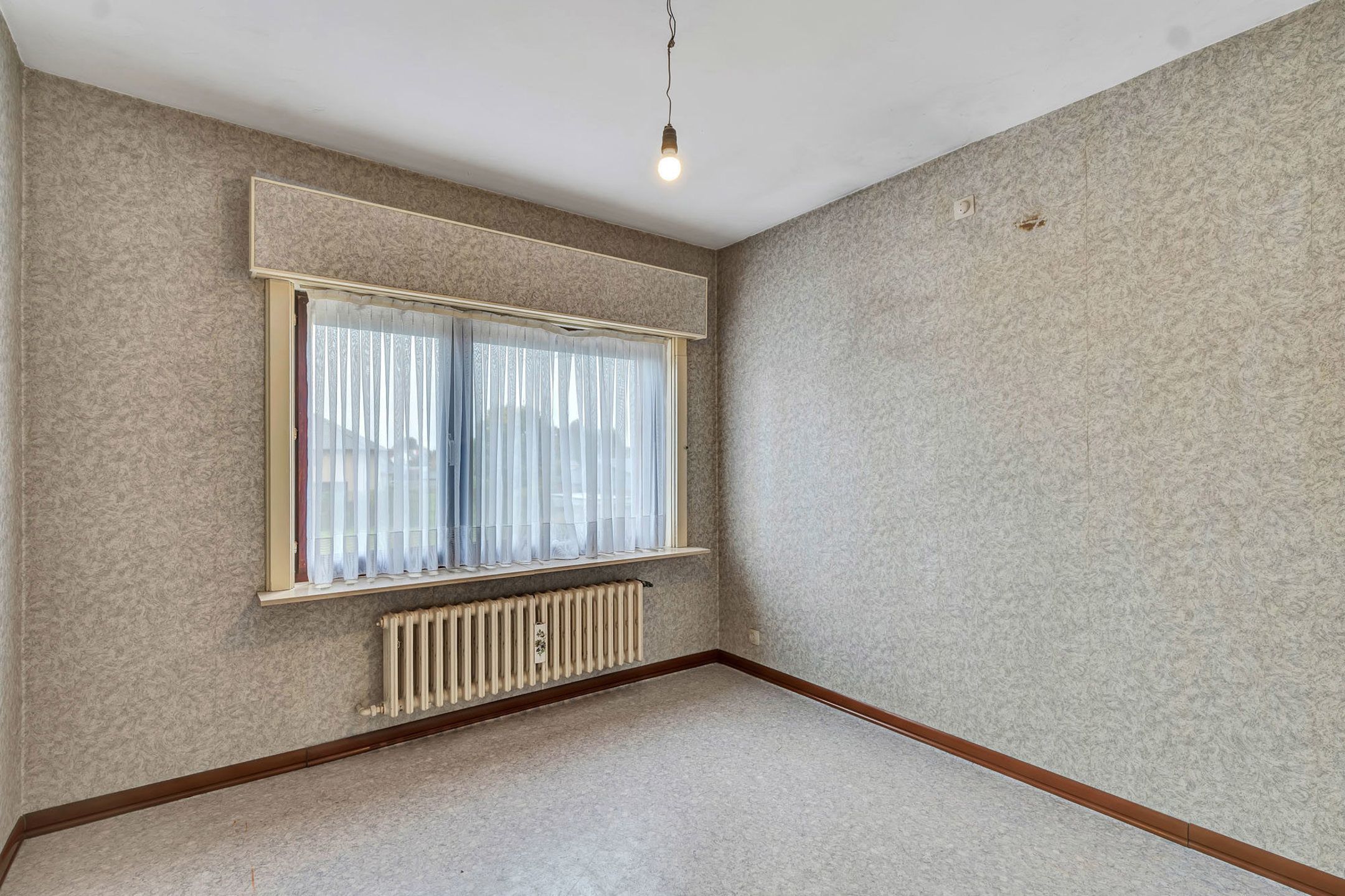 Halfopen woning met veel potentieel op ruim perceel foto 8