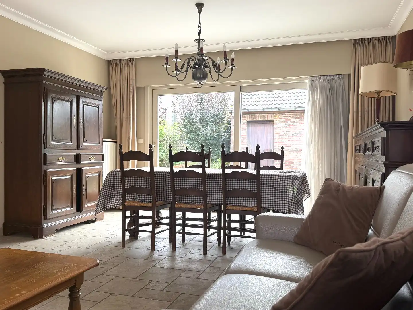 Instapklare open bebouwing met gelijkvloerse slaap- en badkamer en drie slaapkamers op verdiep. foto 6