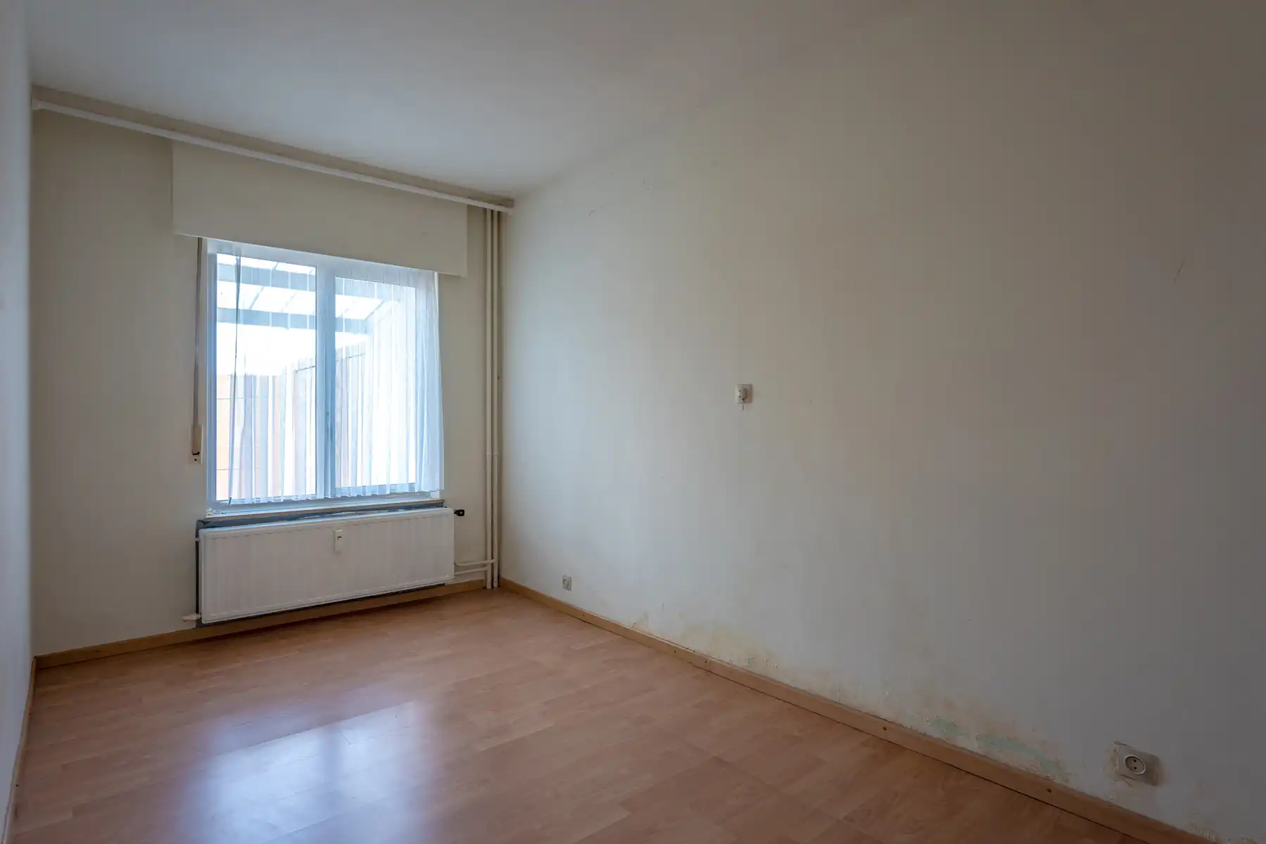 Te renoveren gelijkvloers appartement met 2 slaapkamers en garagebox! foto 8