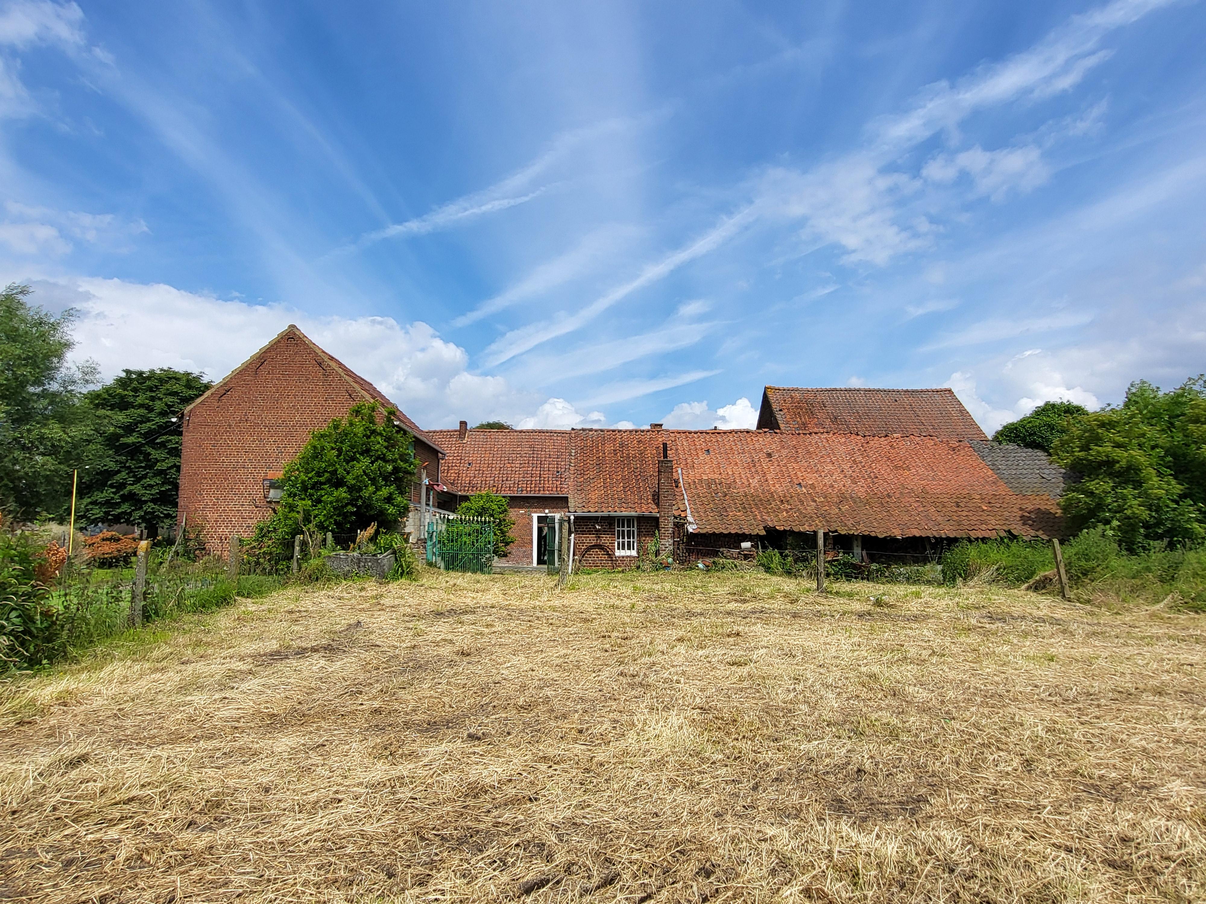 Charmant te renoveren vierkanthoeve op 2696m² met panoramisch uitzicht op de velden.  foto 2