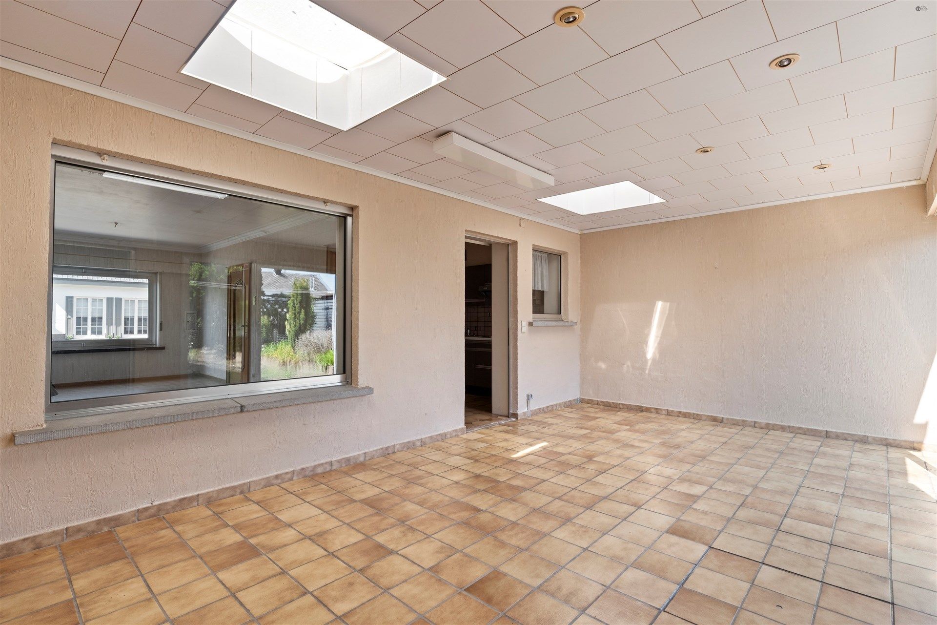 Te renoveren rijwoning op een rustige locatie in Kemzeke foto 9