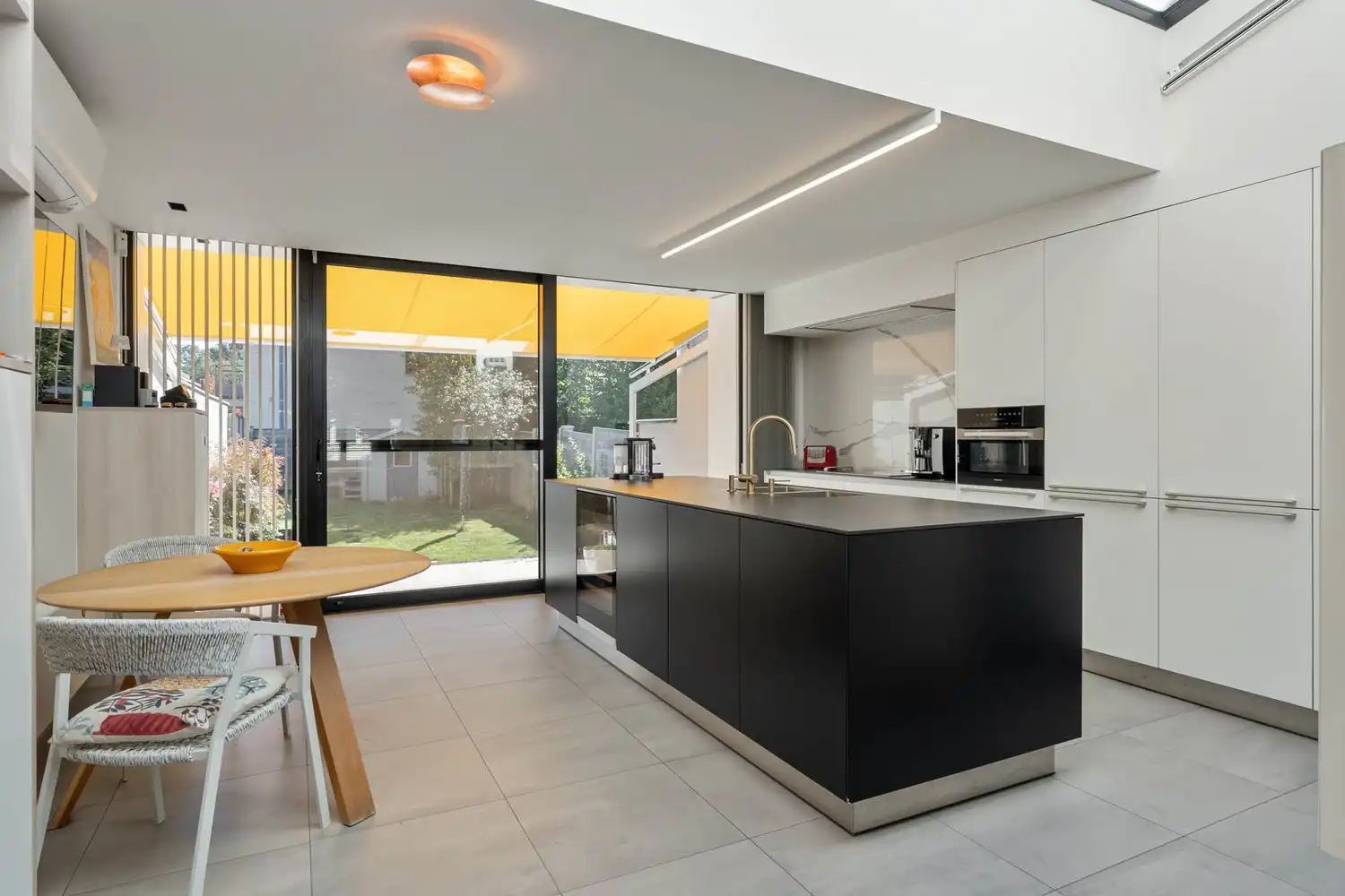 Gerenoveerde en energiezuinige(B-label) woning met 3 slaapkamers, 2 badkamers, een dressing, een garage met een oprit en een tuin nabij het station van Leuven! foto 6