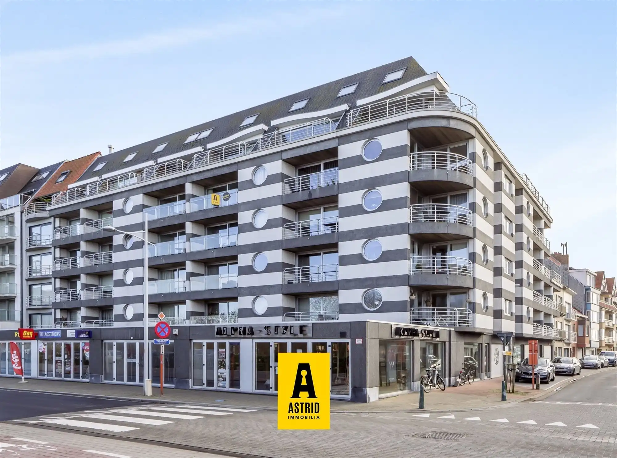 Ruime garagebox in centrum Bredene-Duinen (res. Nautica) foto {{pictureIndex}}