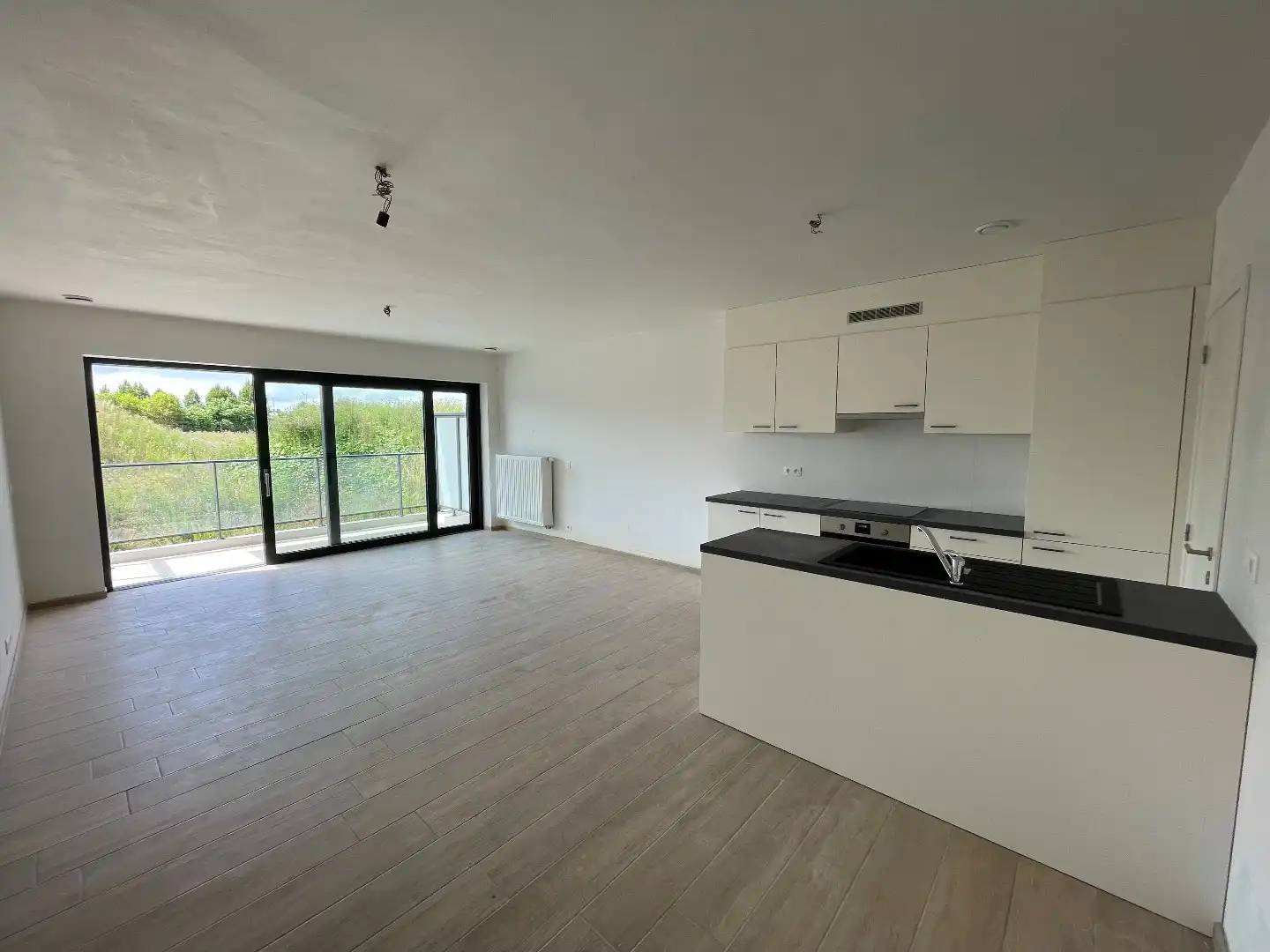 Modern appartement met twee slaapkamer + parkeerplaats  foto 3