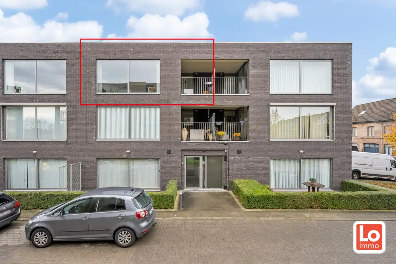 IN OPTIE! Ruim instap klaar appartement met overdekt terras en ondergrondse autostaanplaats op een toplocatie vlakbij het centrum van Lokeren! foto {{pictureIndex}}