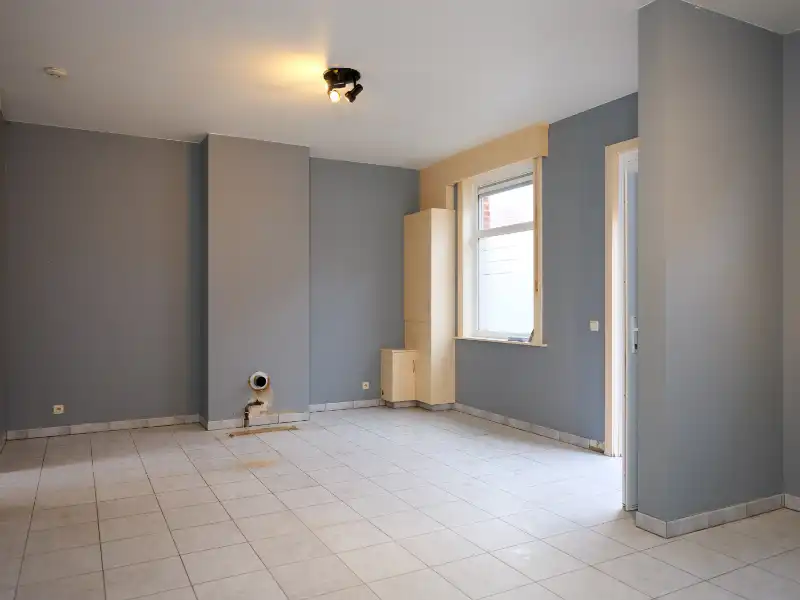 Moorslede-centrum. Gezellige te renoveren rijwoning met koer als starter of als investering. 4 slaapkamers.  Te koop via het opbod systeem van COVAST. foto 5