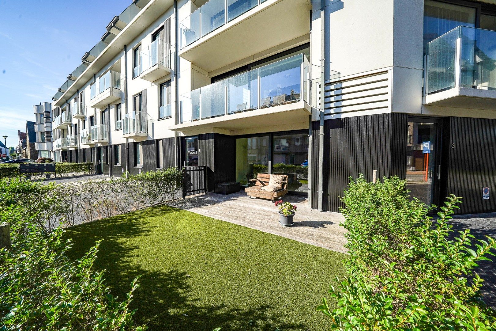 Instapklaar 2-slaapkamer appartement met voortuin en terras foto 16