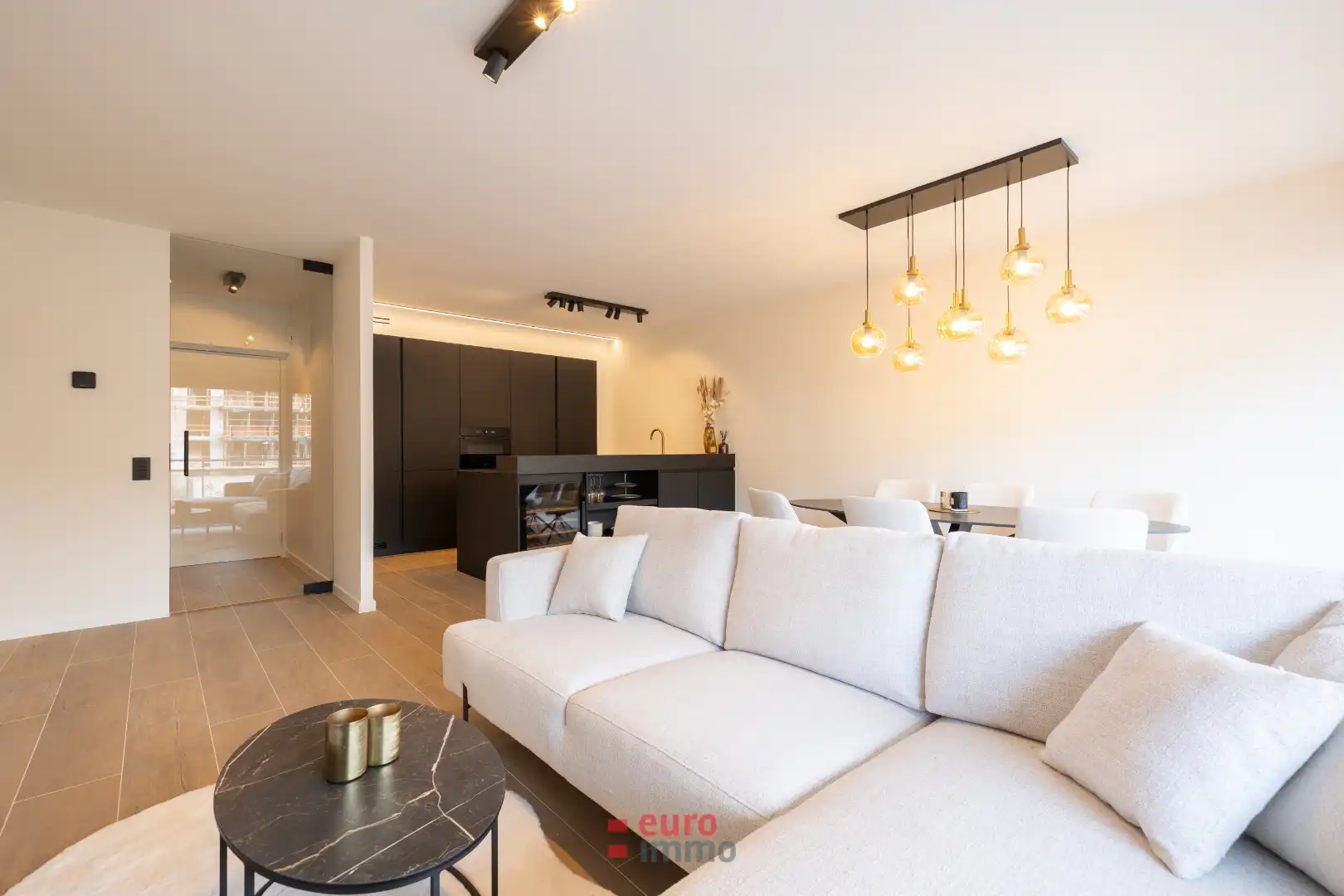 Subliem gerenoveerd appartement met hoogwaardige afwerking en ruim terras foto {{pictureIndex}}