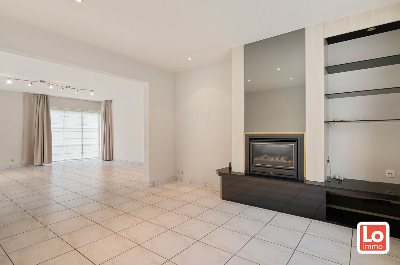 VERKOCHT!! Mooie en degelijke open bebouwing met inpandige garage op een heel rustige toplocatie vlakbij het centrum van Lochristi! foto 4