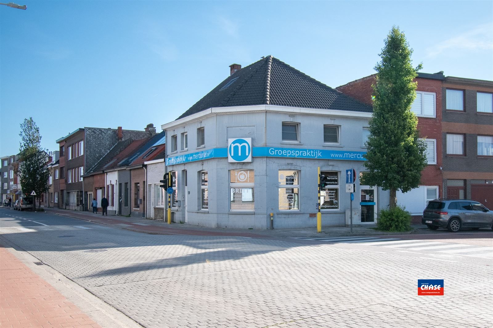 Gebouw met 3 praktijkruimtes en duplexappartement foto 1