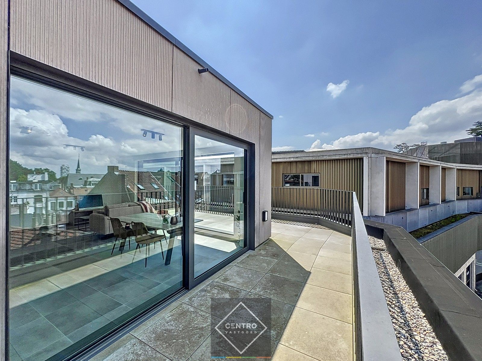 Penthouse (100m²) met RUIME terrassen (33m²) in kleinschalig project pal in het CENTRUM van Kortrijk ! Aankoop aan 6% BTW  mogelijk! foto 2