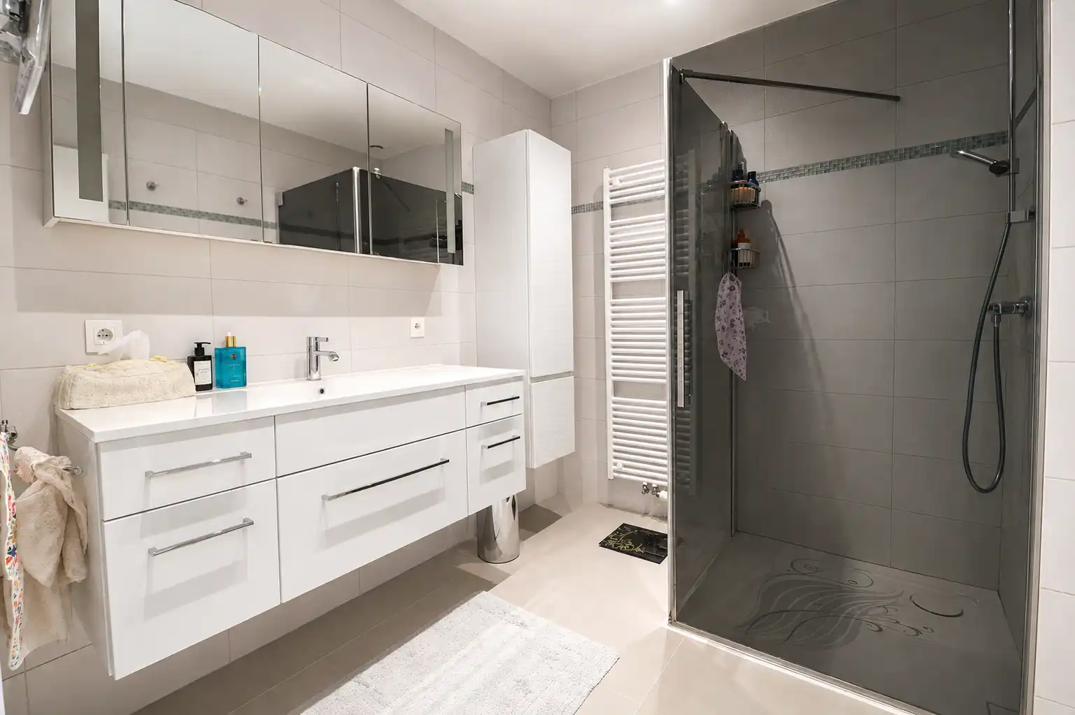 Instapklaar 2-slaapkamerappartement (112 m²) met 2 grote terrassen (11 m²), vlakbij station, winkelstraten en Zeedijk. foto 4