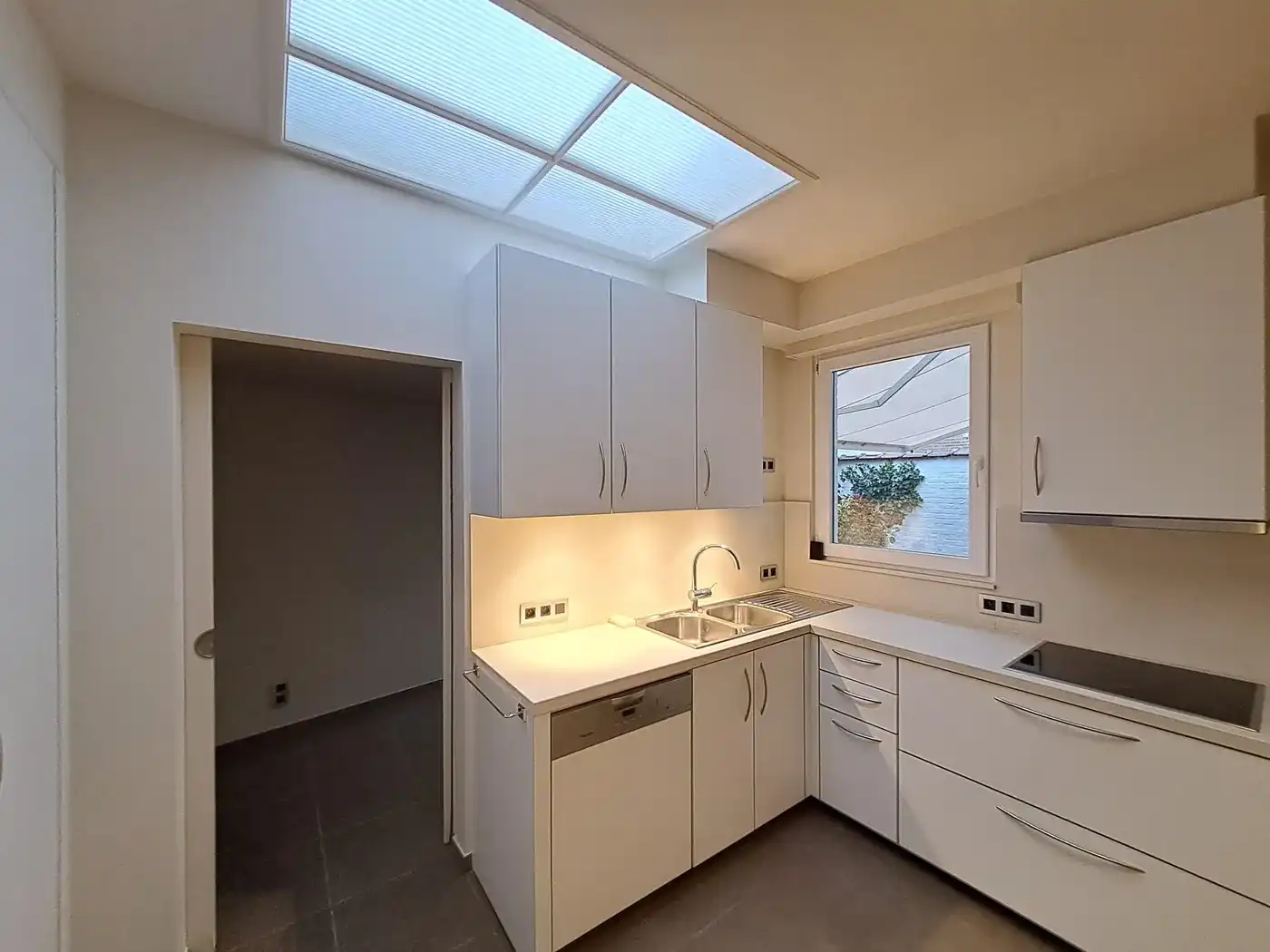 Verrassend ruime en charmante woning met grote inpandige garage! foto 11