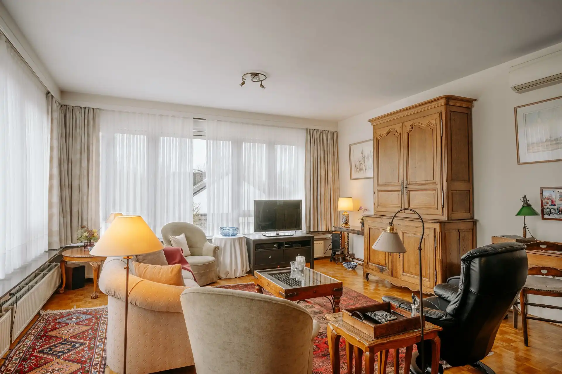 Ruim 3-slaapkamerappartement met karakter en autostaanplaats foto 3