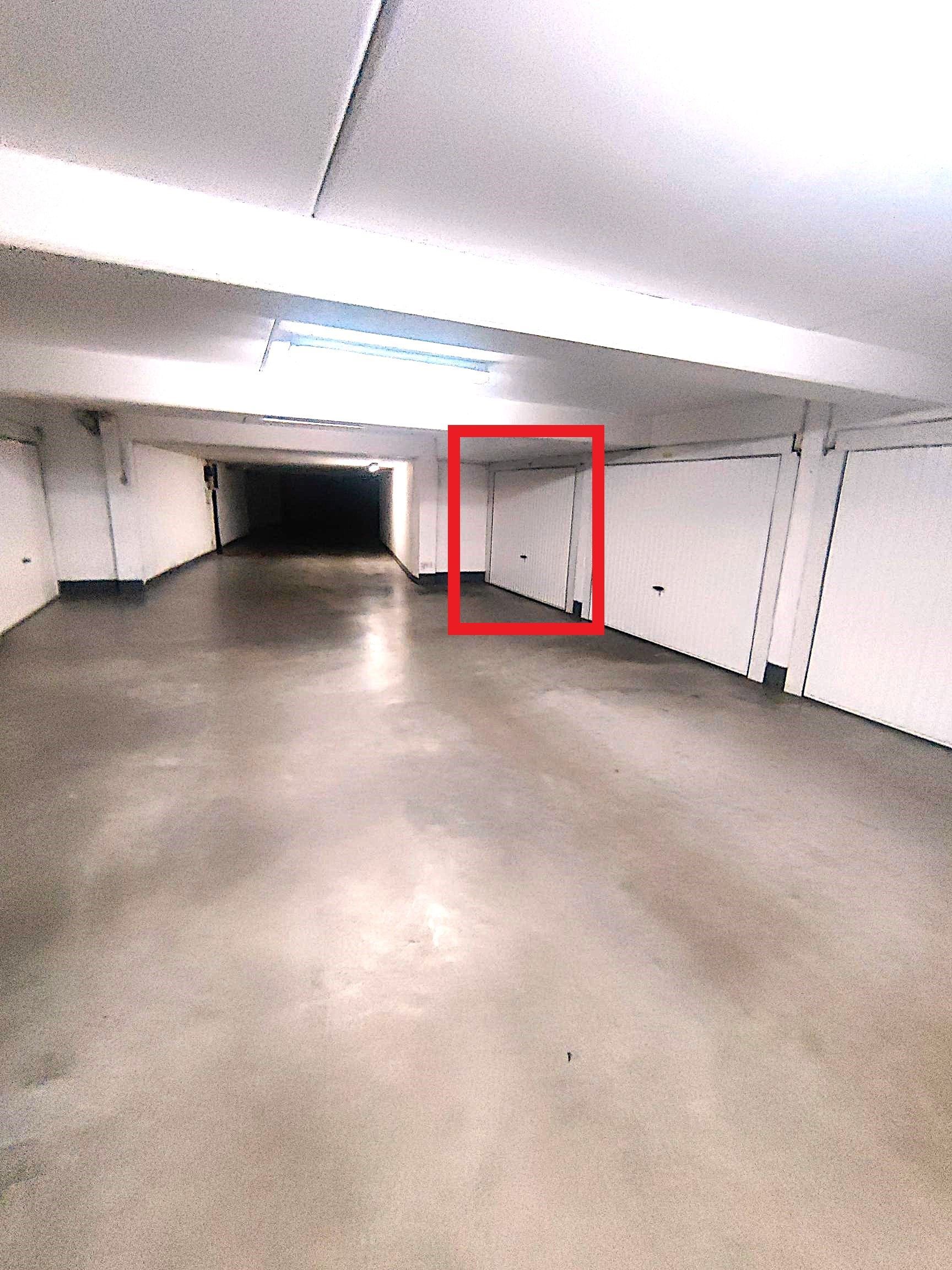 Instapklaar en gerenoveerd en bemuebeld 1-SLPK appartement + GARAGE!* foto 9