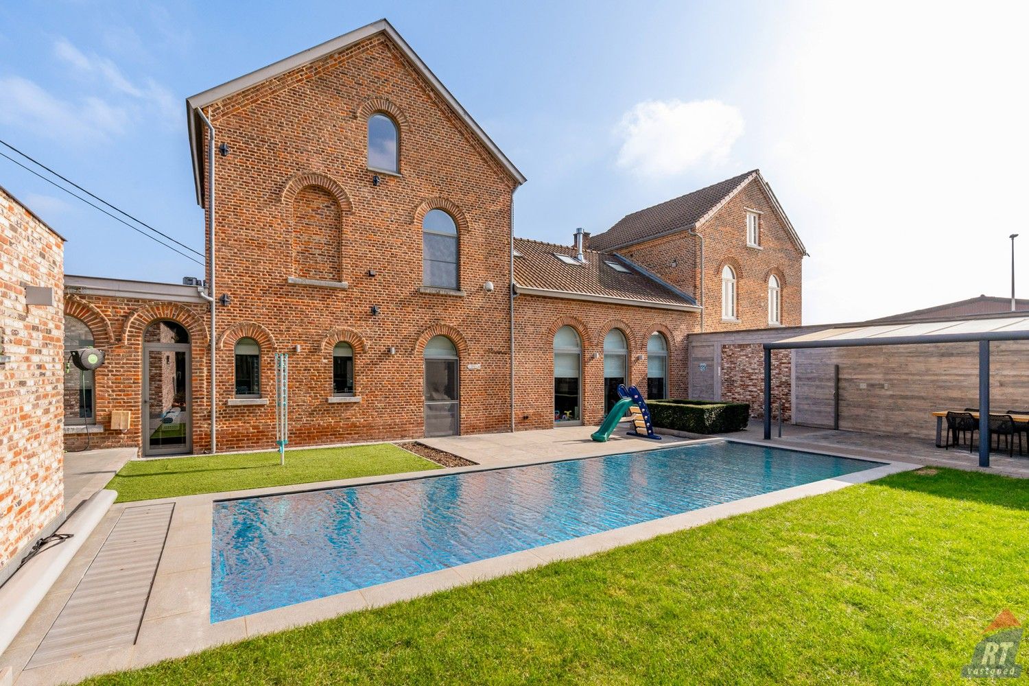 Exclusieve woning met zwembad in het landelijke Kerkom-bij-Sint-Truiden foto {{pictureIndex}}