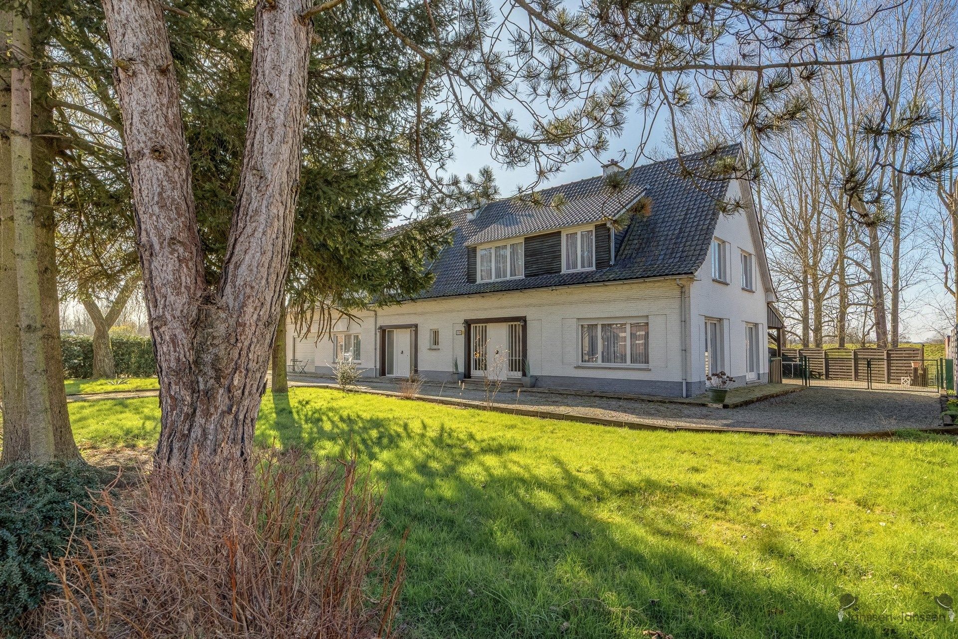 Hoofdfoto van de publicatie: villa op een perceel van 3.552 m²