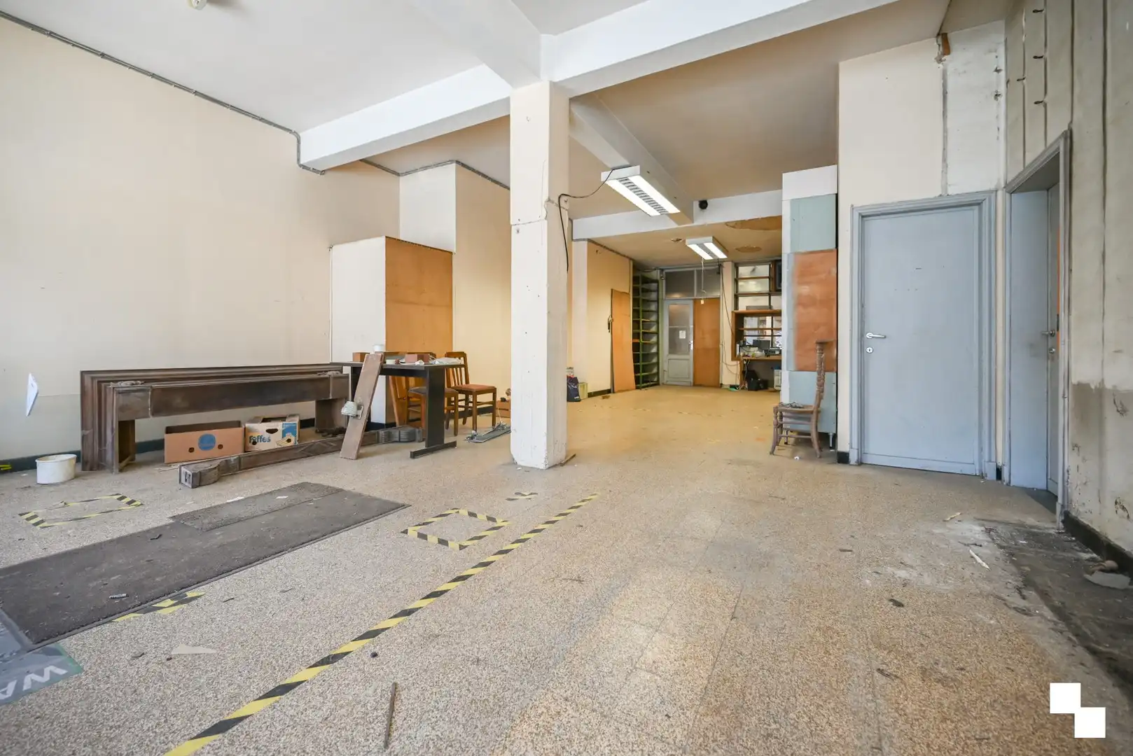 Handelspand met opslagruimte en kelder op toplocatie te Kortrijk foto 7