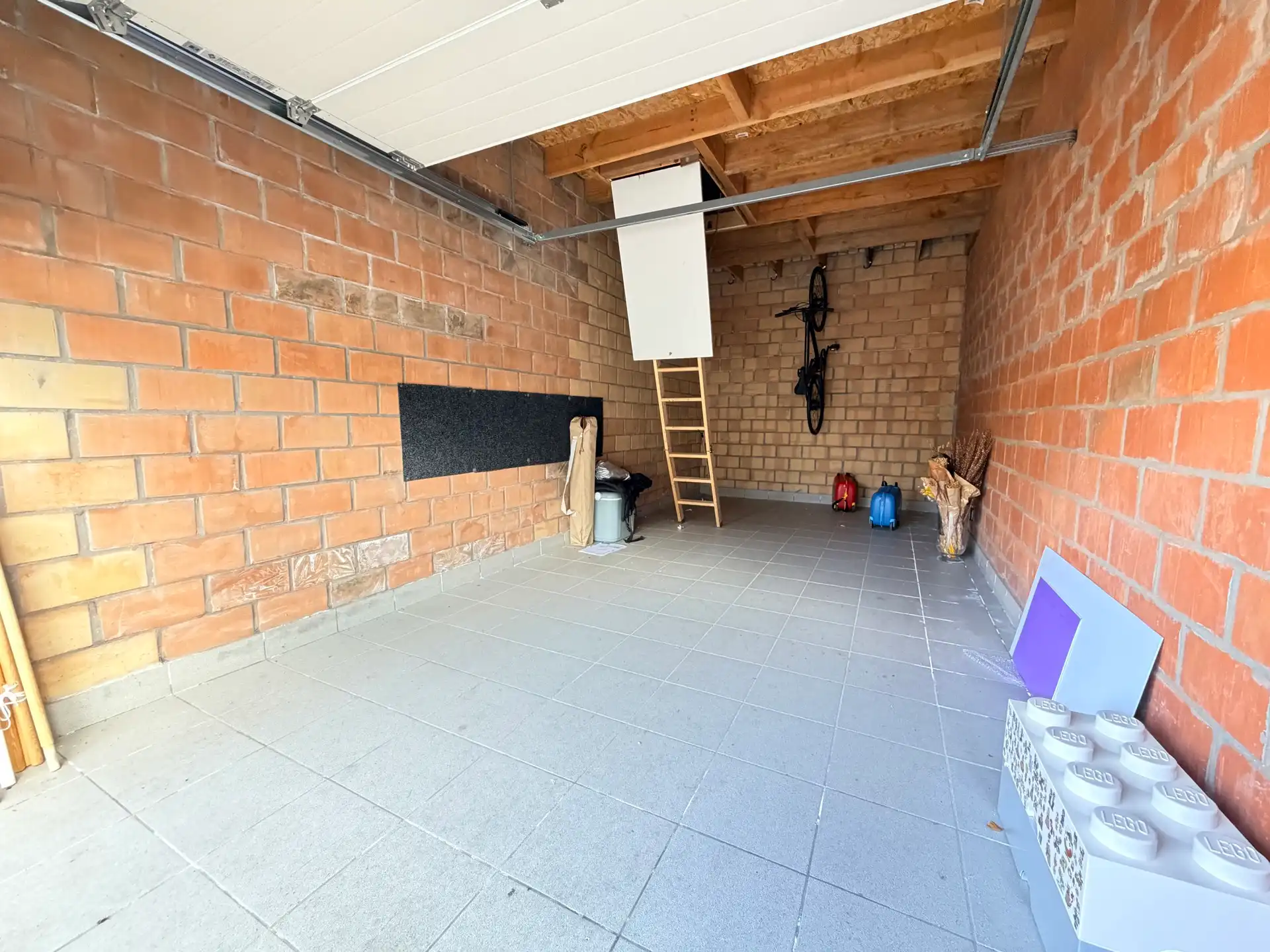Ruime garage met parkeerplaats en zolder – Adinkerke. foto 4