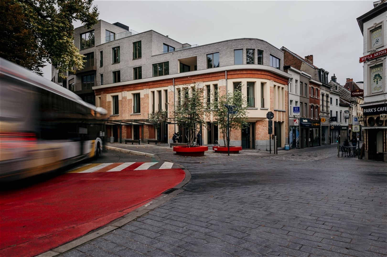 NOA'H - Moduleerbare ruimtes aan bushalte zijn gelegen in het centrum van Halle op een zichtlocatie, langs het vernieuwde Elisabethpark foto 2